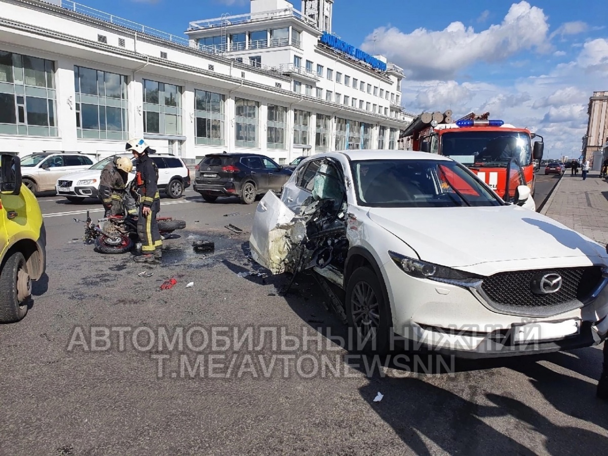 Мотоциклист разбился в ДТП с легковушкой в Нижнем Новгороде - фото 1