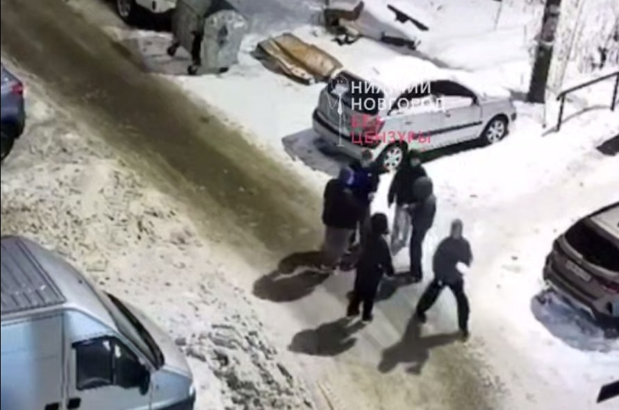 Жители Верхних Печер пожаловались на подростков с петардами - фото 1