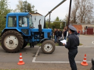 Работники Гостехнадзора выдали права трактористам без сдачи экзамена