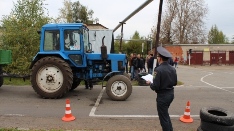 Работники Гостехнадзора выдали права трактористам без сдачи экзамена