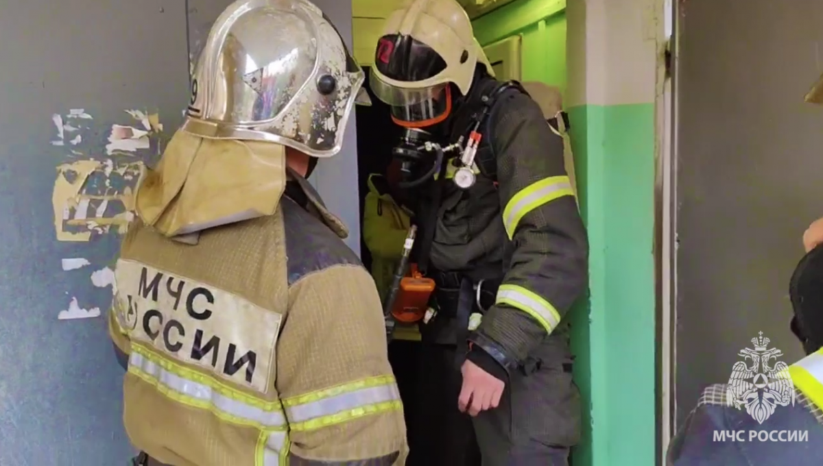 Шесть человек спасли и семь эвакуировали из горящего дома на Автозаводе - фото 1