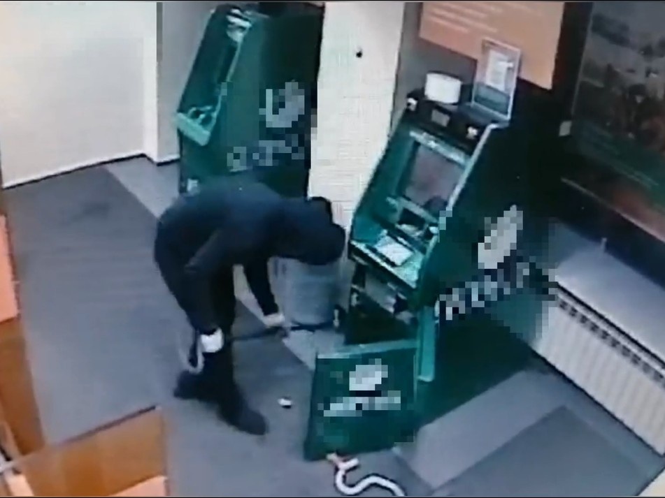 Ради больной матери 27-летний нижегородец пытался &laquo;взять на абордаж&raquo; банкомат - фото 1