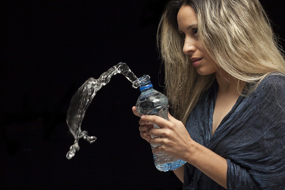Росконтроль выбрал лучшую и худшую питьевую воду в бутылках - фото 1