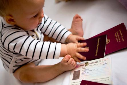 Без паники: какие документы понадобятся, чтобы отправить ребенка в детсад, школу или путешествие