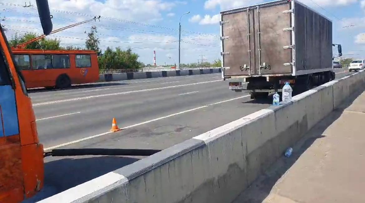 Водитель маршрутки во время сцепки с тягачом попал под колеса Lada на проспекте Ленина  - фото 1