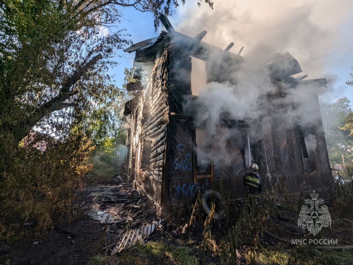 Двухэтажный расселенный дом сгорел в Нижнем Новгороде