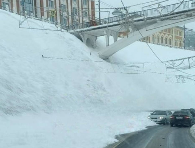 Снежная лавина сошла на Зеленском съезде в Нижнем Новгороде - фото 1