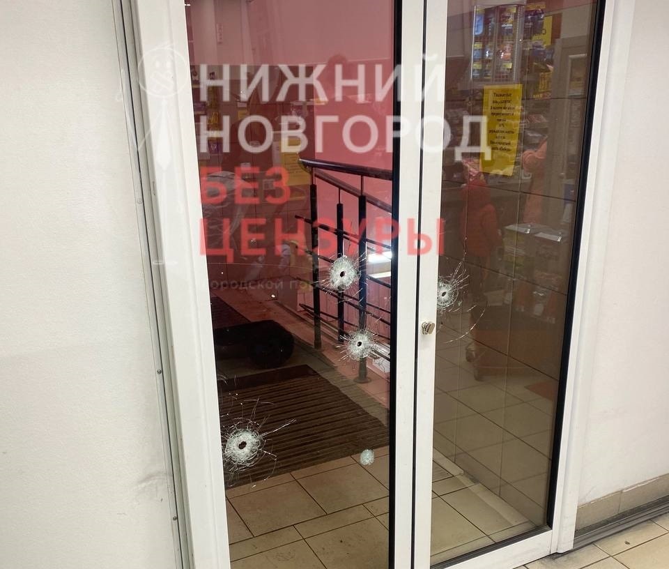 Неизвестный выстрелил в двери магазина в Кстове - фото 1