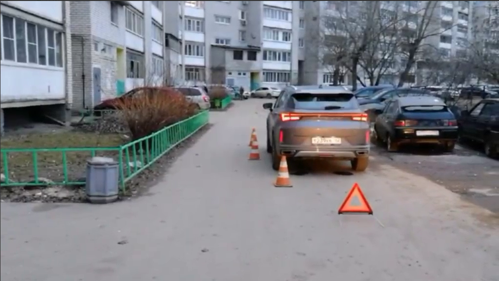 11-летний мальчик попал под машину во дворе дома в Дзержинске - фото 1