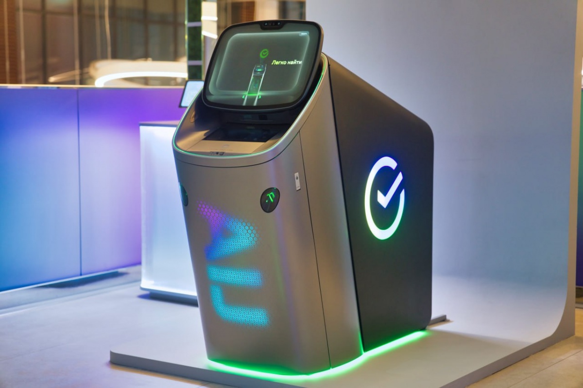 Сбер переизобрел банкомат: два экрана, ИИ-помощник ГигаЧат и здоровье - фото 1