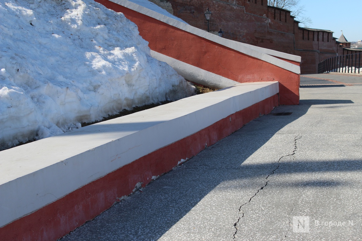 Ржавые урны и разбитая плитка: как пережили зиму знаковые места Нижнего Новгорода - фото 8