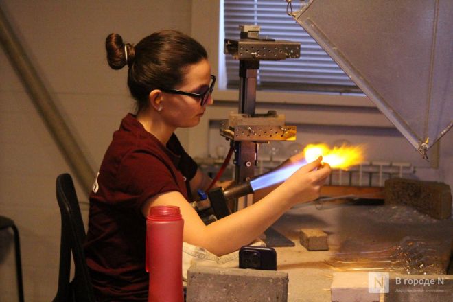 Волшебство из стекла: фоторепортаж с фабрики елочных игрушек в Нижнем Новгороде - фото 156