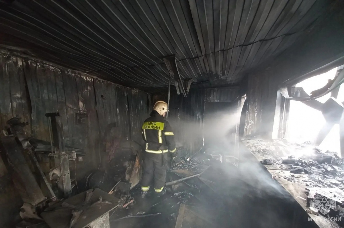 Опубликованы фото с места пожара в автосервисе в Нижнем Новгороде - фото 1