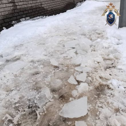 Нижегородец упал с крыши дома во время чистки снега - фото 3