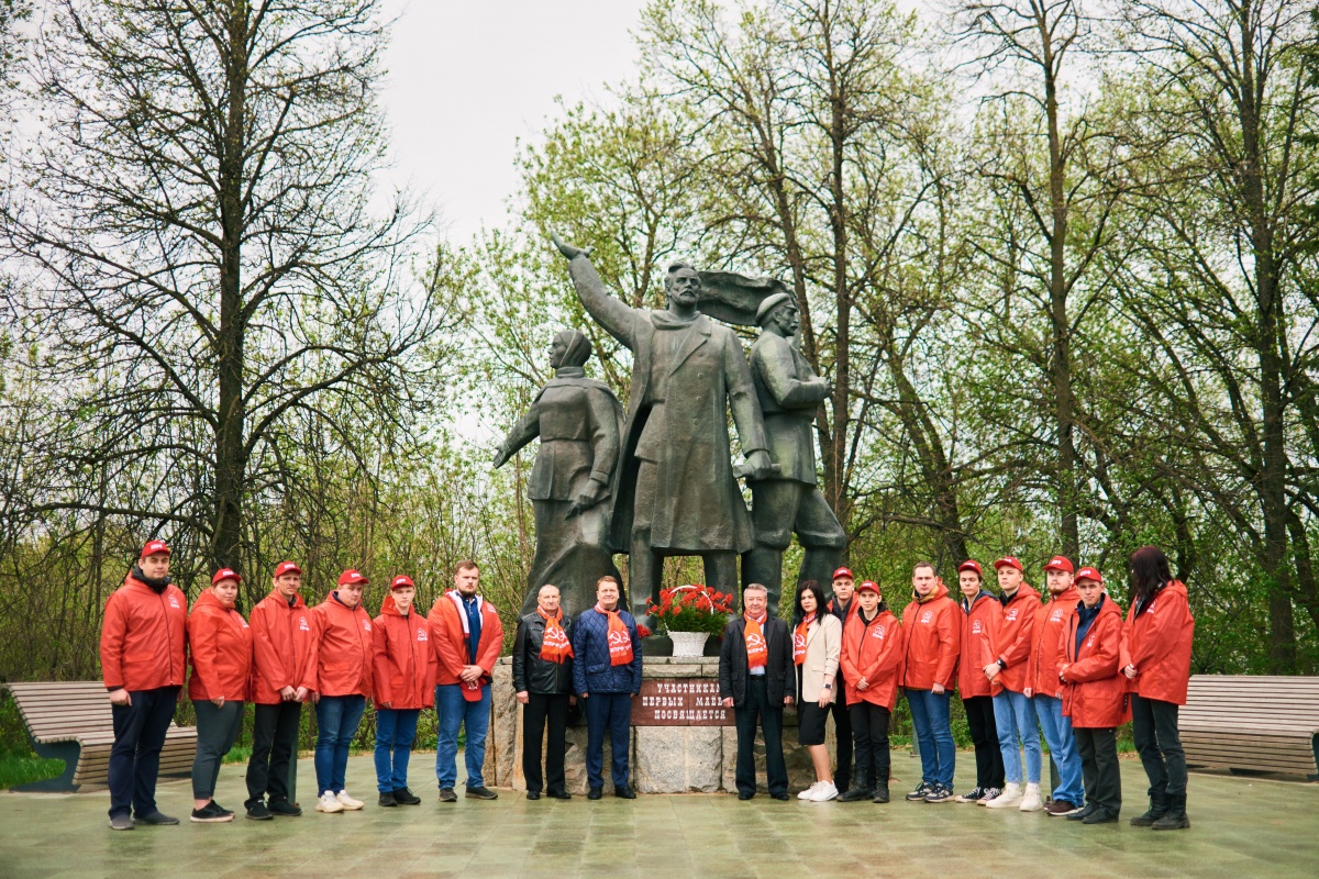Нижегородские коммунисты возложили цветы к памятнику &laquo;Участникам первых маёвок&raquo; - фото 3