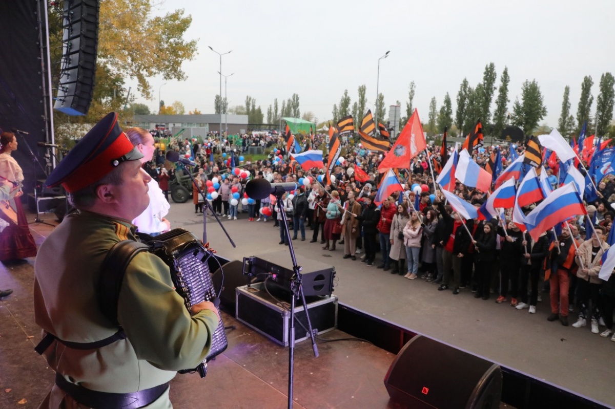 Митинг-концерт &laquo;Своих не бросаем!&raquo; прошел в Парке Победы в Нижнем Новгороде - фото 1