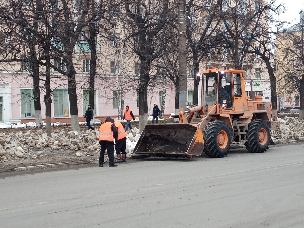 Очистка прибордюрных полос началась в Нижнем Новгороде - фото 1