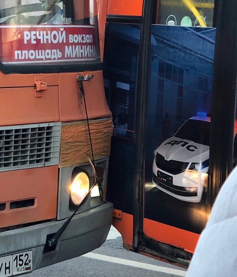 Два водителя маршруток не поделили проезжую часть  в Нижнем Новгороде - фото 1