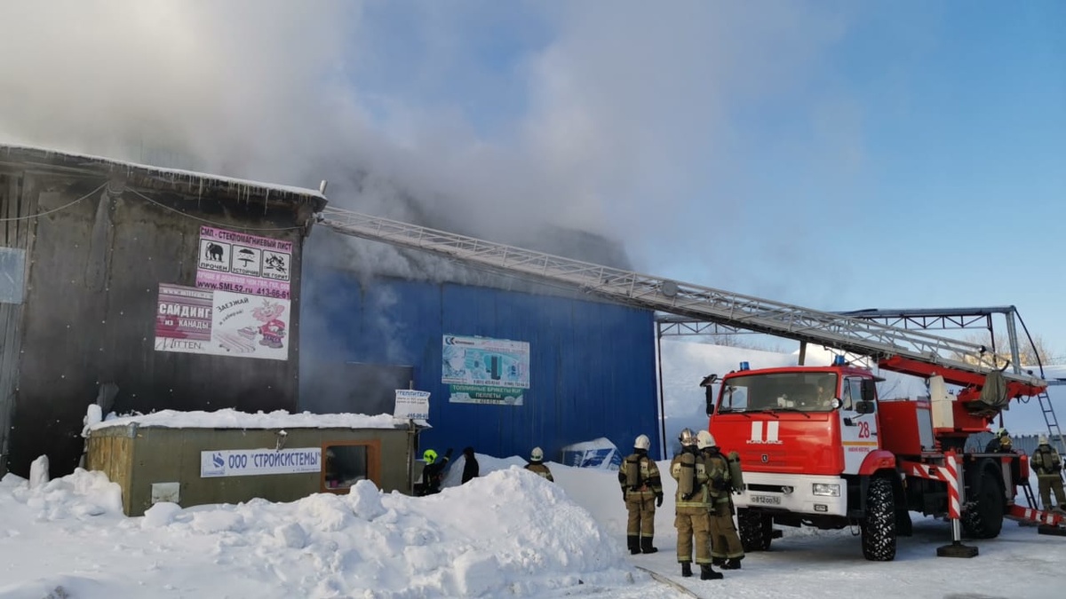Почти 70 человек задействованы в тушении пожара в бывшем мясном комбинате в Нижнем Новгороде - фото 1