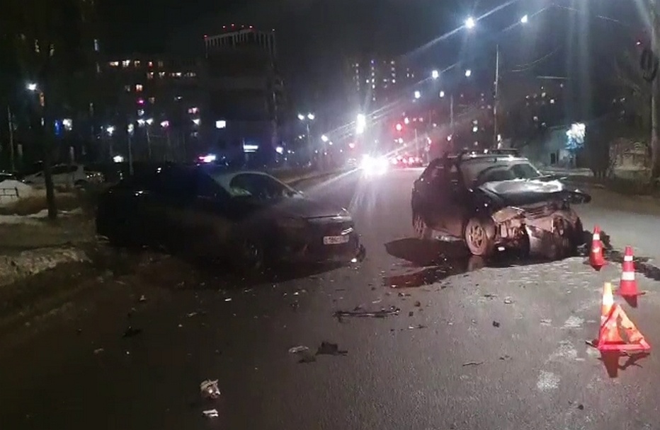 Два водителя получили травмы в столкновении иномарок в Автозаводском районе - фото 1