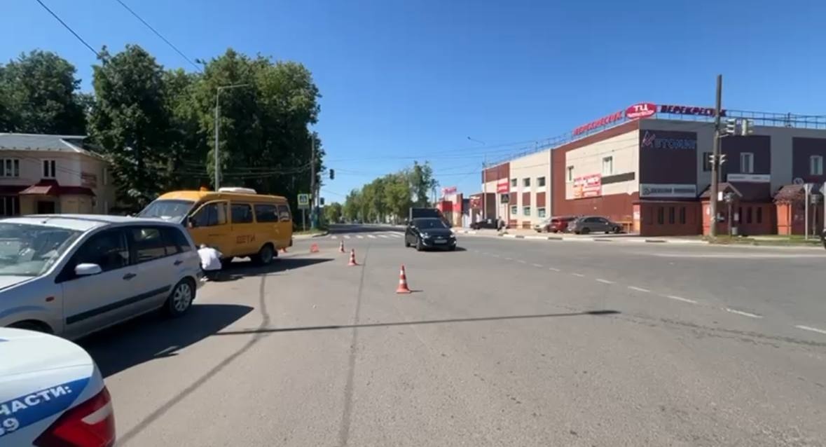 Два человека пострадали при столкновении легковушек в Павлове - фото 1