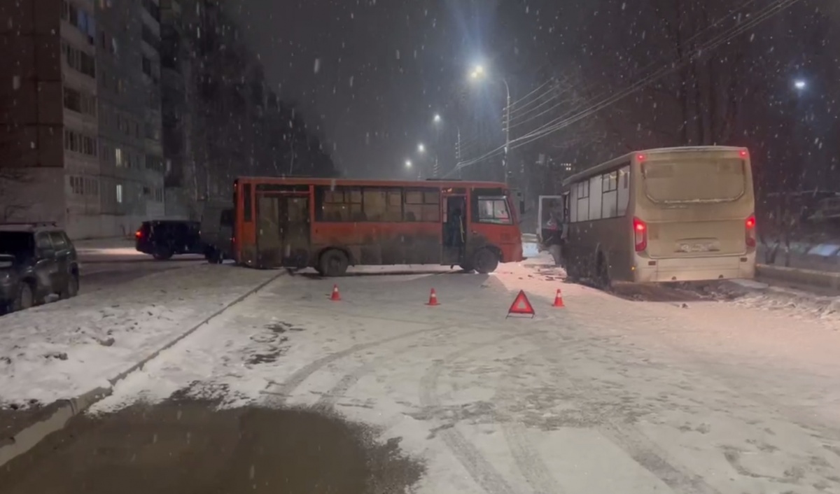 Два автобуса столкнулись на дороге в Нижнем Новгороде