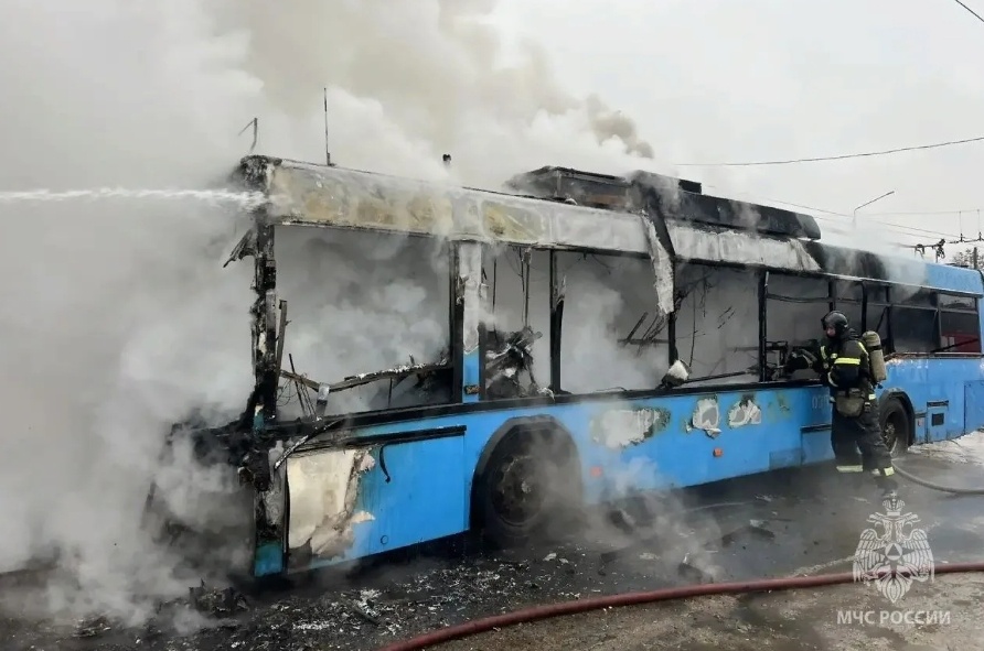 Троллейбус внезапно загорелся в Нижегородской области - фото 1