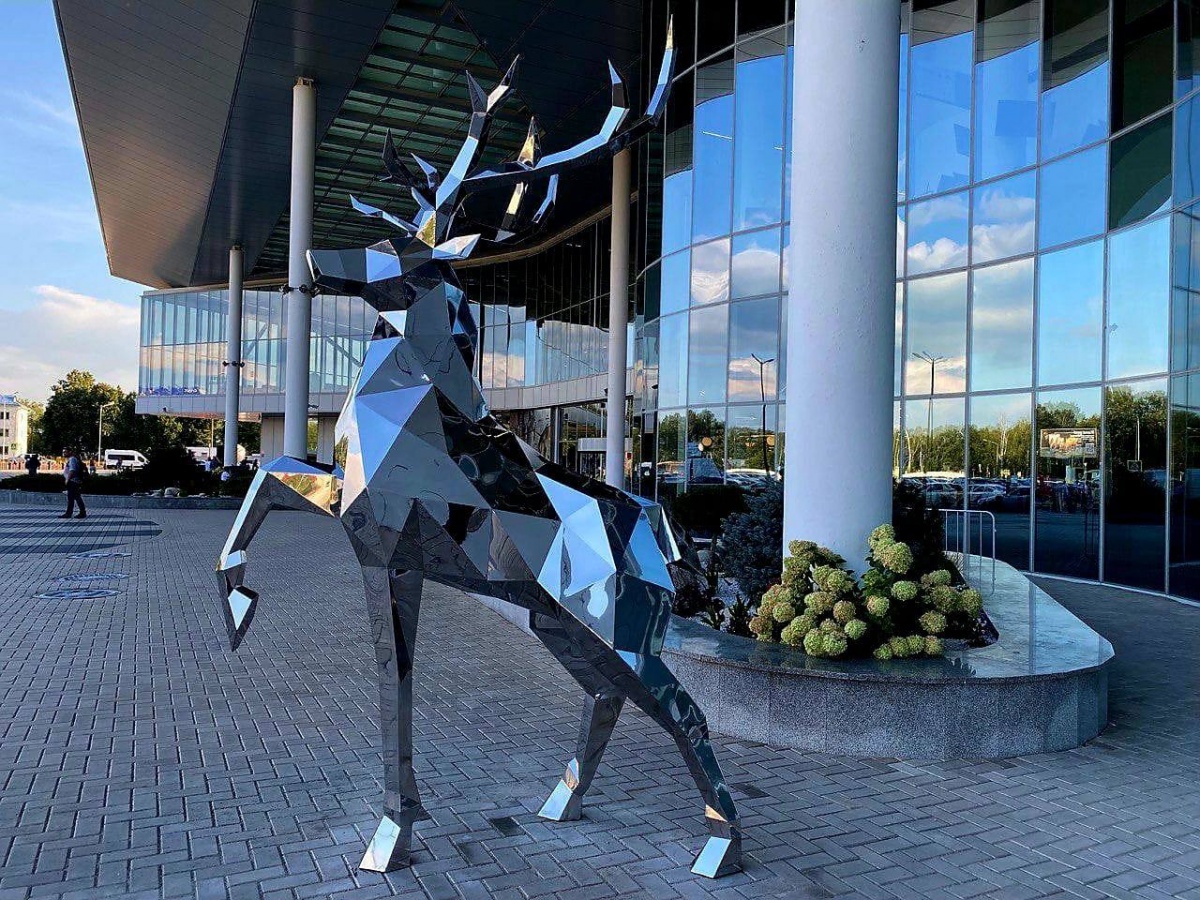 Полигональную фигуру оленя установили у входа в аэропорт Нижнего Новгорода - фото 1