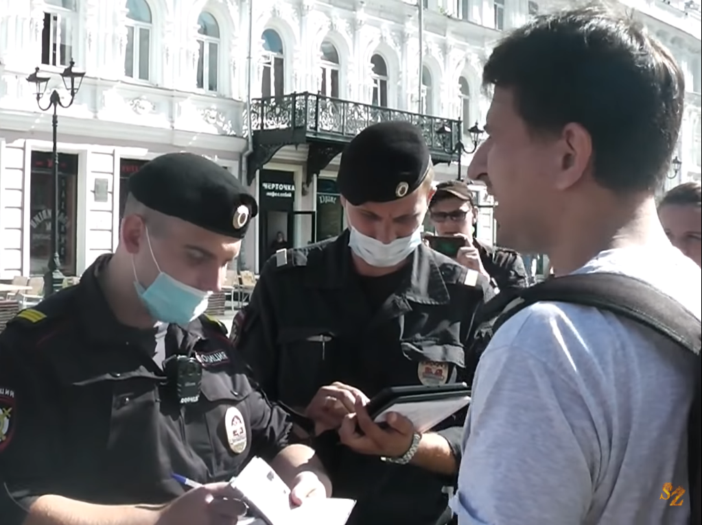 Нижегородцев задержали за передачу плаката во время одиночного пикета - фото 1