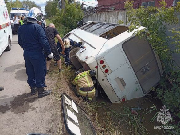 Опубликованы фото перевернувшегося автобуса с пассажирами в Кстове - фото 3