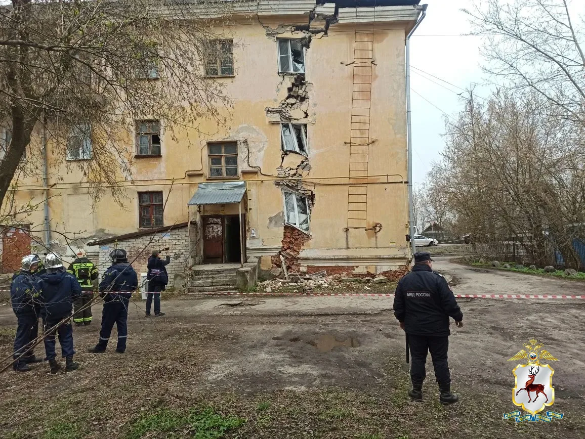 Полицейские дежурят у треснувшей трехэтажки в Балахне: фото с места событий - фото 2