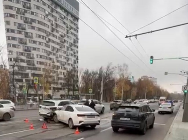 Два человека пострадали в массовом ДТП на проспекте Гагарина - фото 1