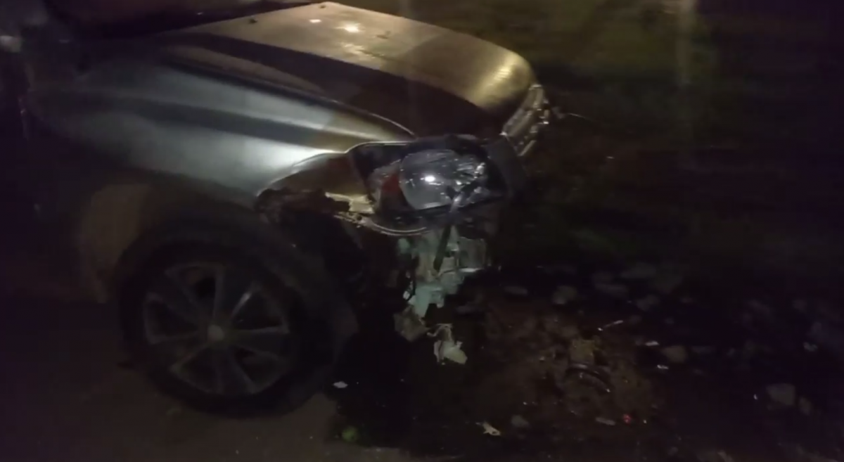 Иномарка снесла столб и повредила две машины в Нижнем Новгороде - фото 1