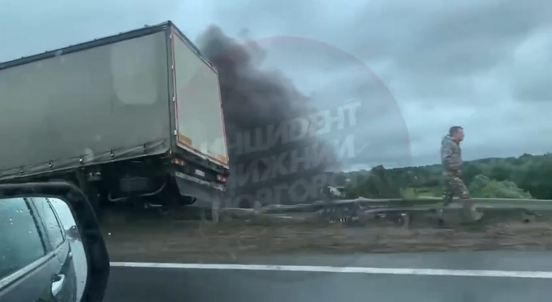 Кабина грузовика улетела в овраг и загорелась в результате ДТП на трассе М-7 в Нижегородской области - фото 1