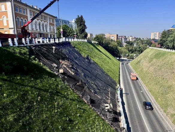 Склон на Зеленском съезде укрепляют после оползней: фото - фото 2