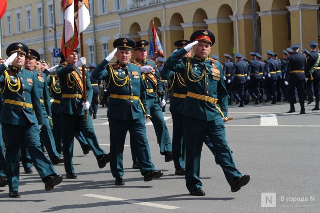 Фоторепортаж: парад в честь 80-й годовщины Победы прошел в Нижнем Новгороде - фото 180