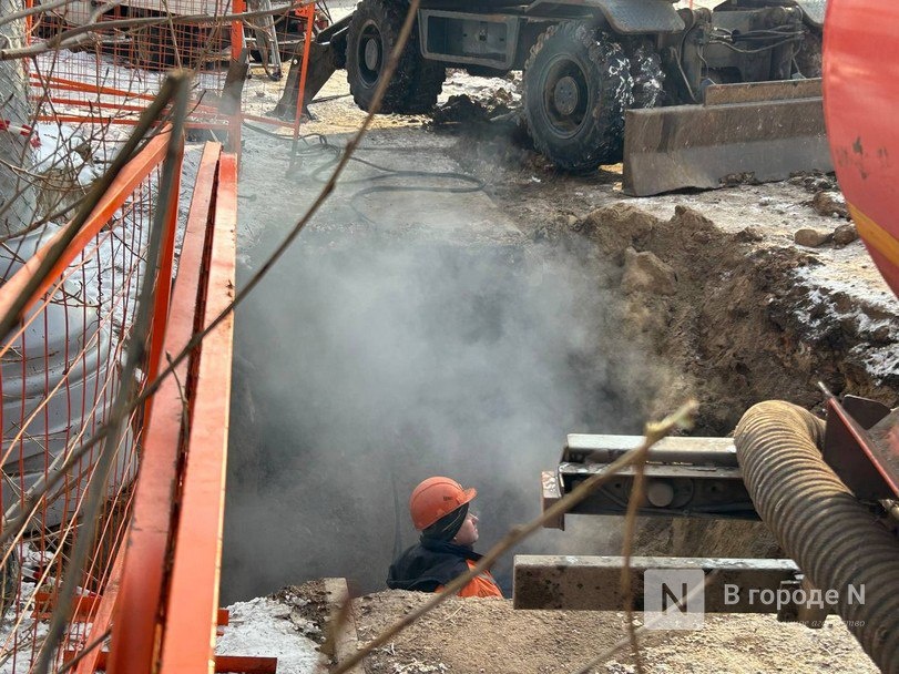 Опубликованы фото с места прорыва трубы с кипятком на улице Пушкина - фото 1