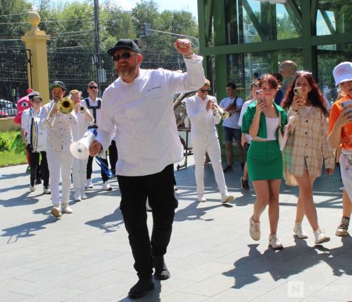 Попкорн и шаурма вышли на костюмированный парад фестиваля Ивлева в Нижнем Новгороде - фото 59