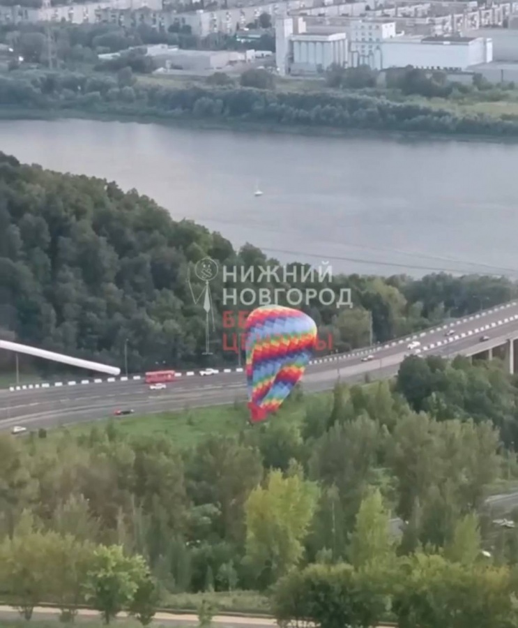 Воздушный шар с людьми врезался в дерево в Нижнем Новгороде - фото 2