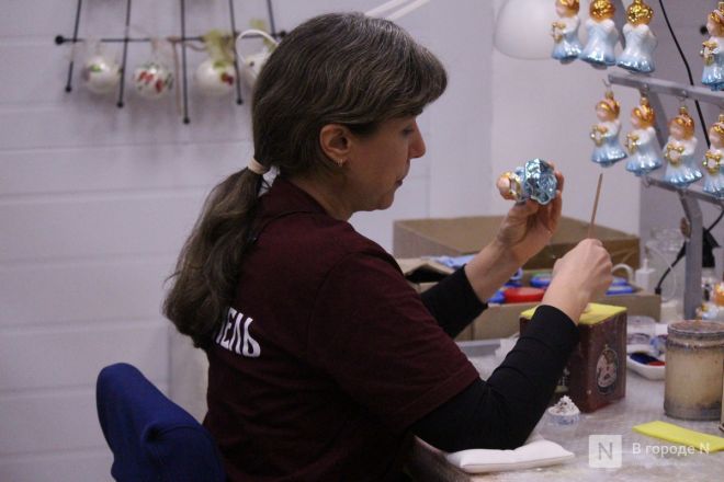 Волшебство из стекла: фоторепортаж с фабрики елочных игрушек в Нижнем Новгороде - фото 134